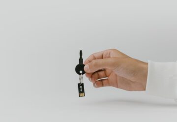 Verschlüsselte USB-Sticks & externe SSDs 2026: Backups, die wirklich sicher sind