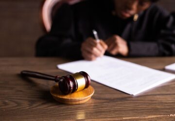 Prompt Injection vor Gericht: Kläger versteckte KI-Befehle